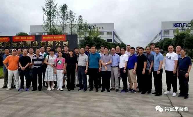与会人员在遵义乐动手机web版-乐动(中国)有限公司大门口合影留念